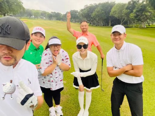 高尔夫恩爱如初对比下章汪离婚原因现端倪j9九游会真人游戏第一周杰伦携昆凌打(图6)